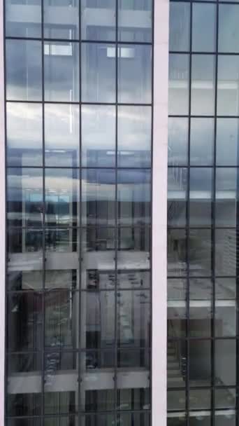 移動エレベーターの空中ビュービデオ 夜の現代的なビジネスセンターの壁と窓 — ストック動画
