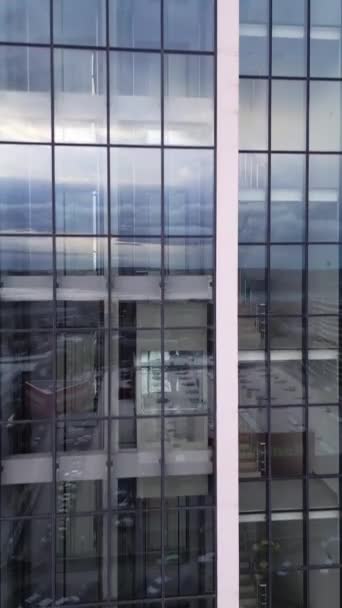 现代商业中心的电梯 墙壁和窗户在晚上的空中观看录像 — 图库视频影像