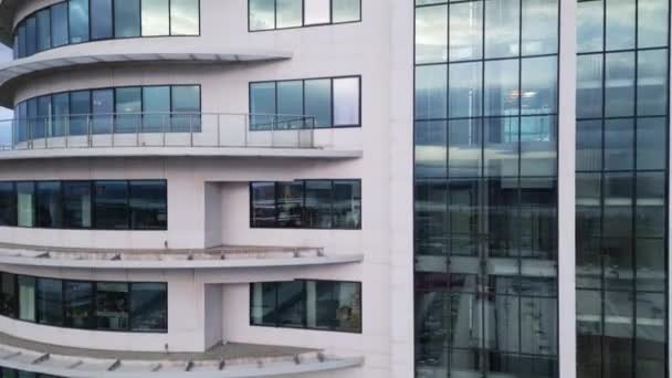 Business Edifício Escritórios Distrito Com Espelho Parede Com Céu Nublado — Vídeo de Stock