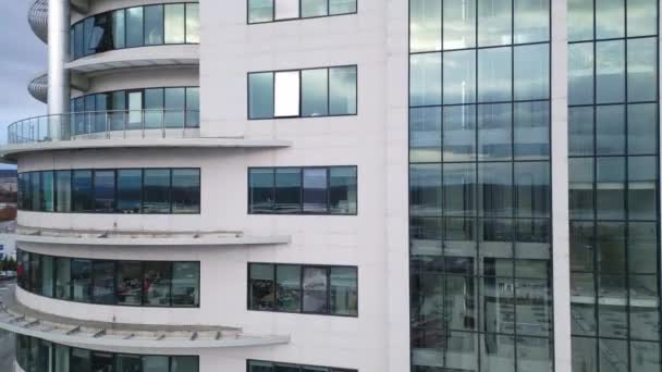 Business Edifício Escritórios Distrito Com Espelho Parede Com Céu Nublado — Vídeo de Stock