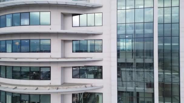Business District Edificio Uffici Con Specchio Muro Con Cielo Nuvoloso — Video Stock