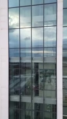 Akşamları hareket halindeki asansörün, duvarların ve modern iş merkezinin pencerelerinin hava görüntüsü.