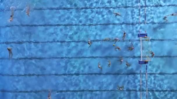 Letecký Dron Shora Dolů Pohled Bazén Sportovci Trénink Vodní Pólo — Stock video