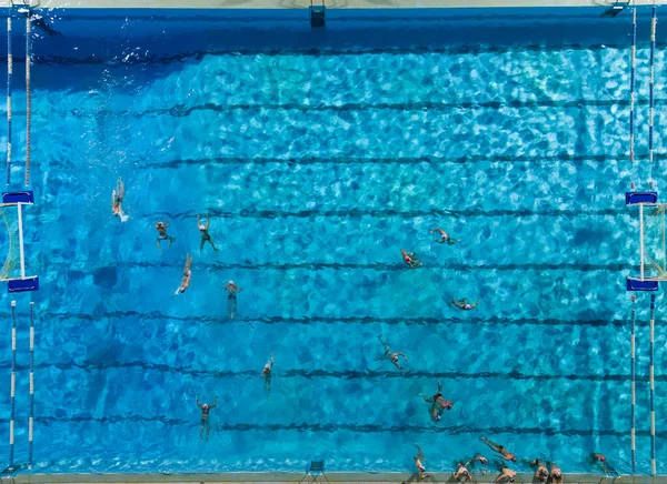 Luchtdrone Top Zicht Zwembad Met Atleten Die Waterpolo Trainen — Stockfoto