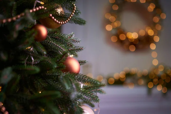 Zdobené Vánoční Jedle Ozdoby Proti Rozostřené Světla Pozadí — Stock fotografie
