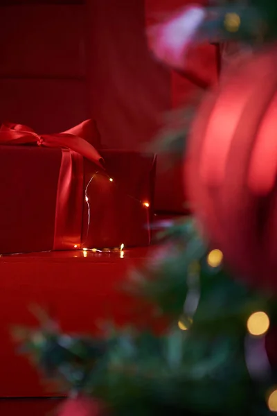 Coffret Cadeau Noël Sur Fond Rouge Avec Lumières Déconcentrées — Photo