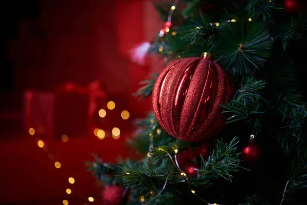 Zdobené Vánoční Stromeček Ozdoby Proti Rozostřené Světla Dárky Box Červené — Stock fotografie