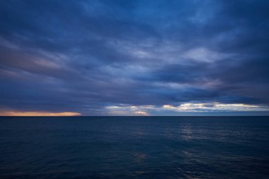 Güneşin doğuşunun uçan insansız hava aracından havadan görünüşü