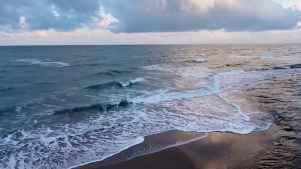 Γυρίσματα Από Ένα Ιπτάμενο Drone Πάνω Από Θάλασσα Ένα Δραματικό — Αρχείο Βίντεο
