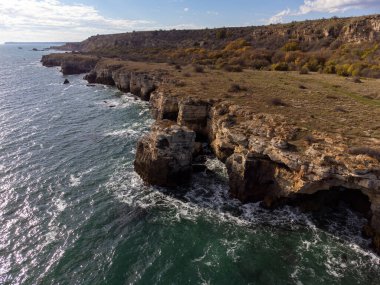 Deniz dalgalarının, muhteşem uçurumların, kayalık sahillerin havadan görünüşü. Kamen Bryag Yaylata rezervi, Bulgaristan