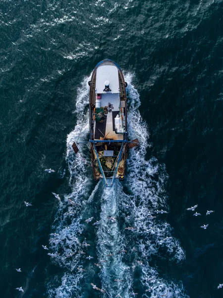 Barco Barco Pesca Flutuando Mar Azul Vista Aérea Superior Drone — Fotografia de Stock