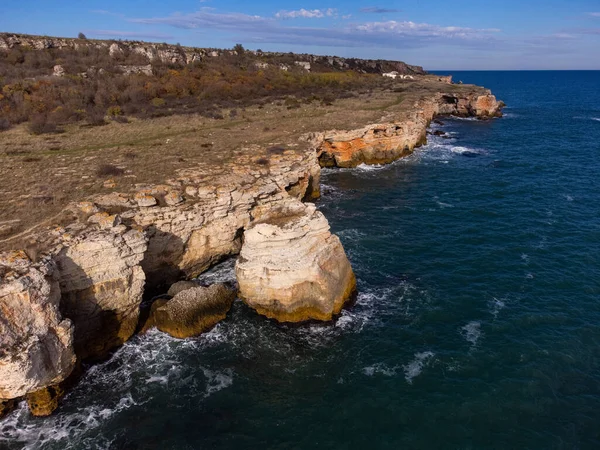 Bovenaanzicht Vanuit Lucht Zeegolven Fantastische Kliffen Rotsachtige Kust Kamen Bryag — Stockfoto