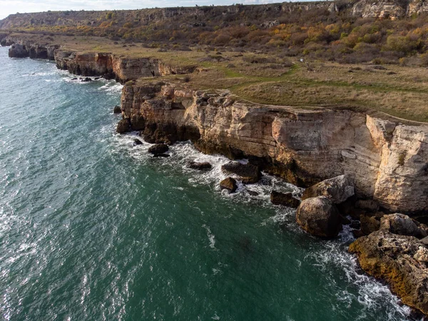 Bovenaanzicht Vanuit Lucht Zeegolven Fantastische Kliffen Rotsachtige Kust Kamen Bryag — Stockfoto