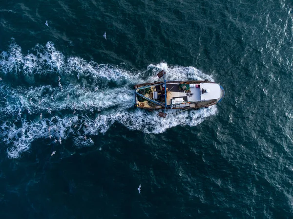 青い海に浮かぶ漁船 ドローンからの空中展望 — ストック写真