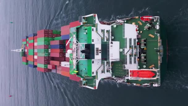 Luchtfoto Bovenaanzicht Containerschip Zee Scheepvaart Vervoer Concept Achtergrond Verticale Video — Stockvideo