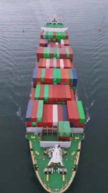 Denizdeki hava manzaralı konteynır gemisi, nakliye ya da ulaşım konsepti. dikey video