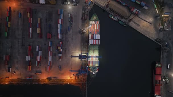 集装箱船在港口卸货 在夜间空中俯瞰无人驾驶飞机 — 图库视频影像
