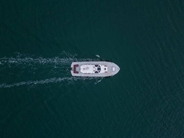 Endüstriyel römorkör görüntüsü açık denizde tekneye yardım ediyor.