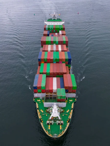 空中顶视图集装箱船在海上 航运或运输概念背景 垂直视频 — 图库照片