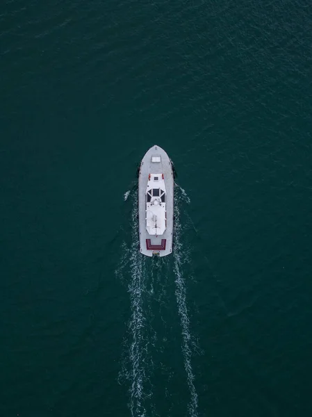 Воздушный Беспилотник Видом Промышленный Буксир Помогающий Лодке Глубоком Море — стоковое фото