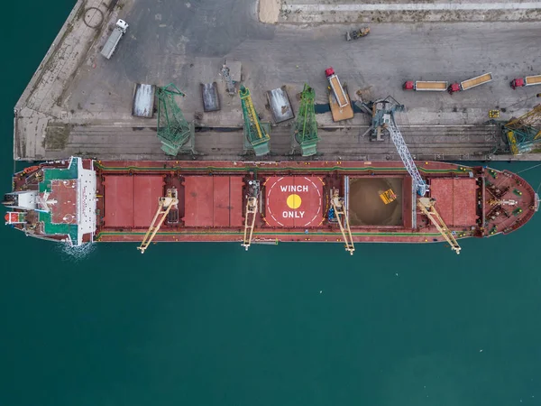 Büyük Kargo Gemisinin Hava Görüntüsü Limandaki Buğday Taneleriyle Dolu — Stok fotoğraf