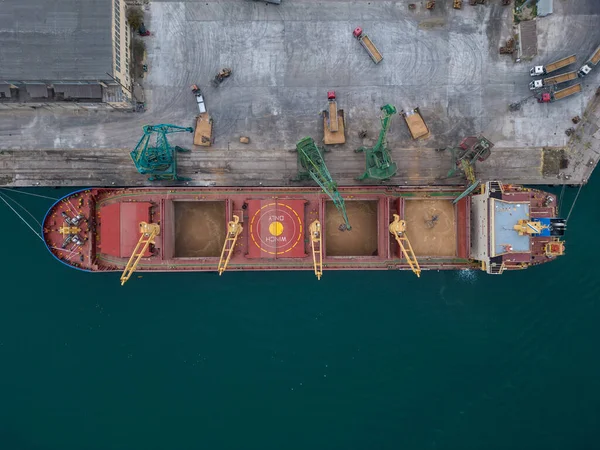 Büyük Kargo Gemisinin Hava Görüntüsü Limandaki Buğday Taneleriyle Dolu — Stok fotoğraf