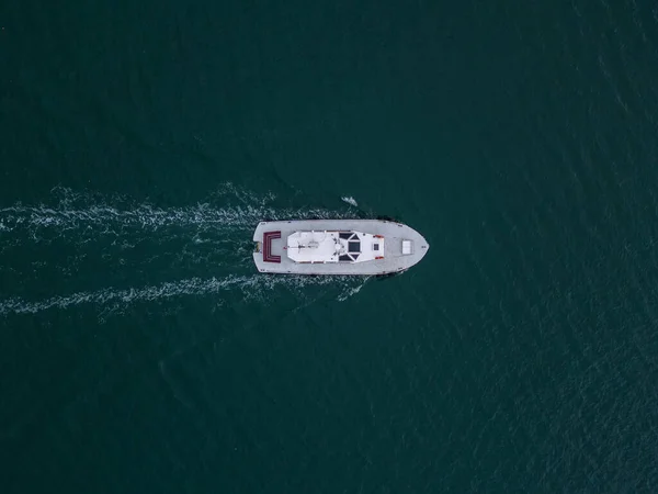 Endüstriyel Römorkör Görüntüsü Açık Denizde Tekneye Yardım Ediyor — Stok fotoğraf