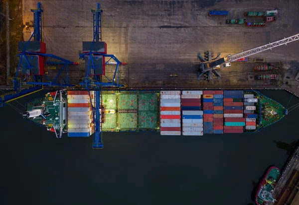 バルナの港に入る大型貨物フェリー船の空中ドローンビュー — ストック写真