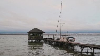 Varna Bulgaristan 'daki eski bir balıkçı köyünün ahşap iskele yakınlarındaki balıkçı tekneleri, 4K