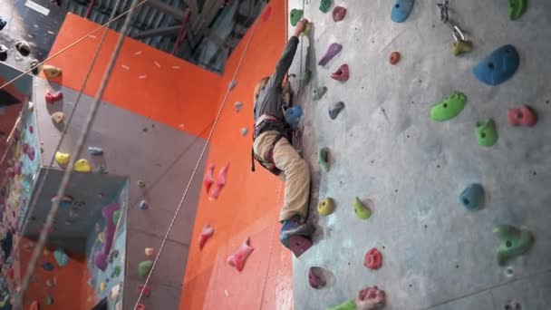 Achtjähriger Junge Klettert Auf Kletterwand Der Halle — Stockvideo