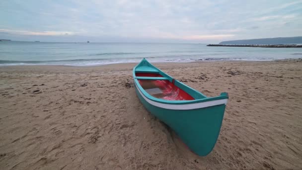 Solitario Barca Legno Sulla Spiaggia Deserta Nessuna Gente — Video Stock