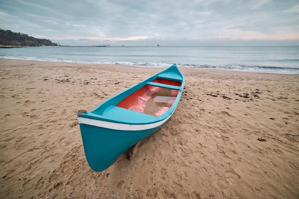 Одинокая Деревянная Лодка Заброшенном Пляже Людей — стоковое фото