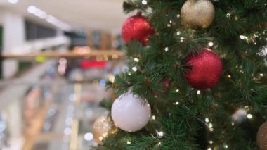 Alışveriş merkezinde altın madalyalı Noel ağacı.