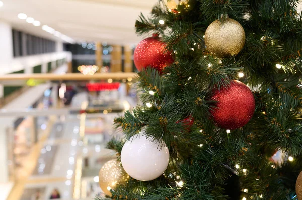 Vánoční Stromeček Zlatou Výzdobou Nákupním Centru Detailní — Stock fotografie