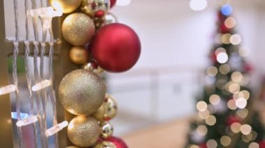 Alışveriş merkezinde altın madalyalı Noel ağacı.