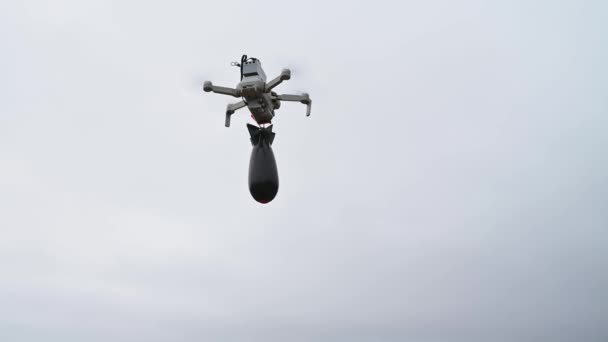 Drone Ρίχνει Μια Βόμβα Για Την Αλιεία Βίντεο — Αρχείο Βίντεο