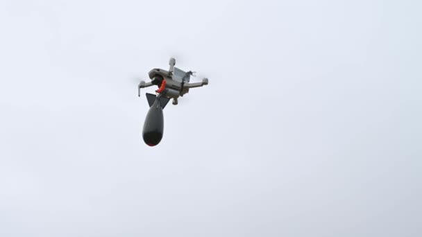 Drone Ρίχνει Μια Βόμβα Για Την Αλιεία Βίντεο Αργή Κίνηση — Αρχείο Βίντεο