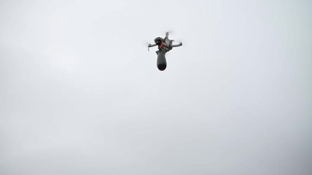 无人机投放炸弹用于捕鱼慢动作视频 — 图库视频影像