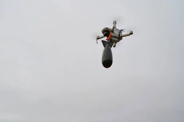Drone Volant Largue Une Bombe Pour Pêche — Photo