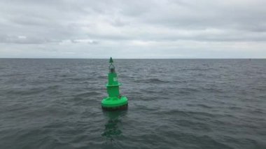 Fırtınalı denizde bulutlu ağır çekimde yeşil seyir şamandırası