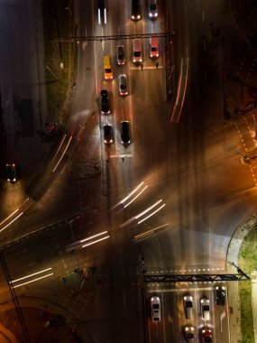 Geceleri arabalarla kavşağın yukarıdan aşağı görüntüsü