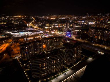 Gece Varna şehrinin havadan görünüşü. Gece şehir manzarası.