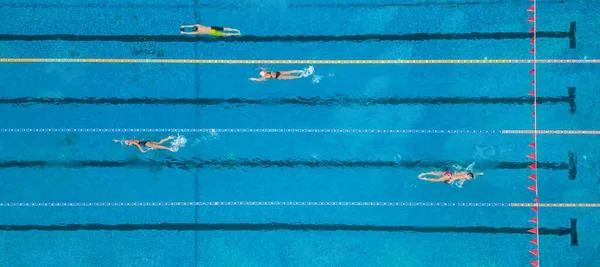 一组游泳运动员在室外游泳池顶部空中观看训练 — 图库照片