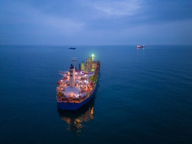 Geceleri denizdeki hava manzaralı kargo gemisi.