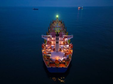 Geceleri denizdeki hava manzaralı kargo gemisi.