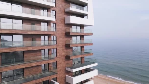 Létání Blízkosti Moderní Luxusní Hotelové Fasády Výhledem Moře — Stock video