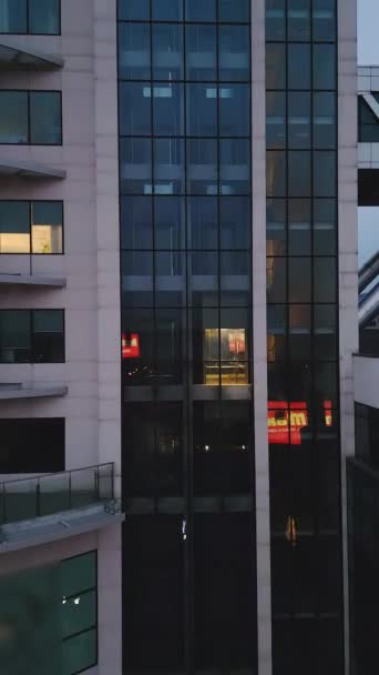 Geceleri Ofis Binası Hava Aracı Uçuş Görüntüsü — Stok video
