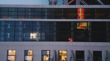 Geceleri ofis binası. Hava aracı uçuş görüntüsü.