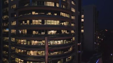Geceleri ofis binası. Hava aracı uçuş görüntüsü.