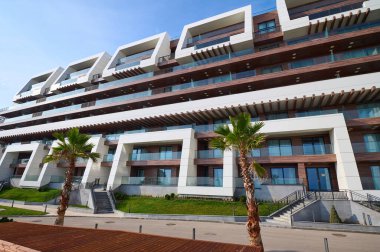 Güneşli bir günde deniz manzaralı modern lüks otel cephesi